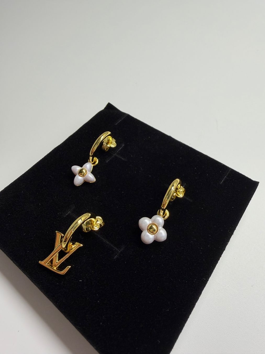 Louis Vuitton Orecchini pendenti & Orecchini a lobo: Louis Vuitton Floragram M01025 – Usato da Rebstein venduto da gad_gz8q