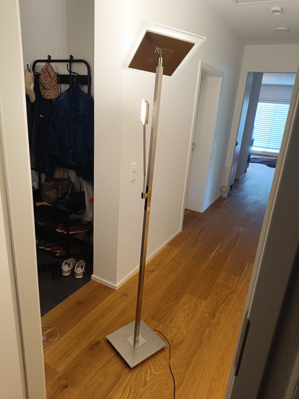 Lampade: Stehlampe quadratisch, Metall, für Wohn- oder Schlafzimmer. – Usato da Kandern venduto da pestalozzi04