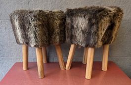 2x Hocker mit Kunstfell & Holzbeinen (30x30x40 cm)