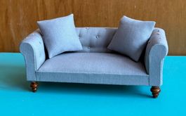 Chesterfield Sofa grau Stoff mit Kissen Puppenhaus England