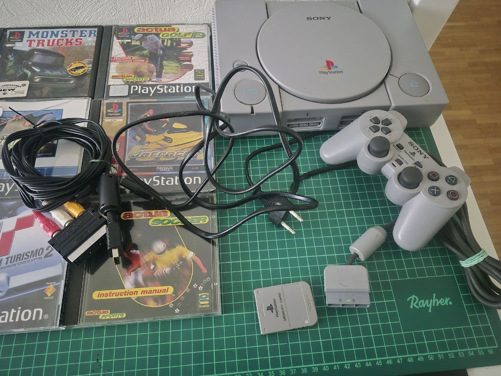 Sony Console: Classic PlayStation Console Bundle - Games Included! PS1 – Usato da Meyrin venduto da Retro-GZ 2