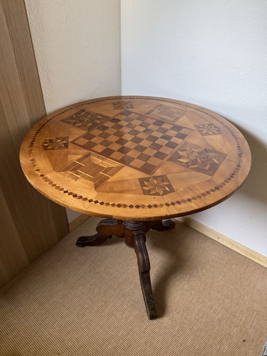 Tische: Antiker Spieltisch – Gebraucht aus Murten von Livingstone
