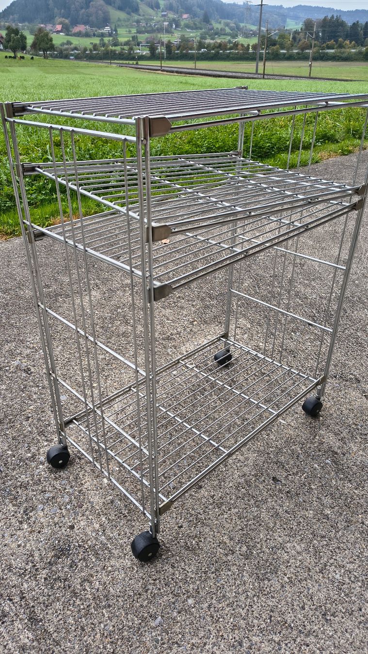 Regale: Metall Gestell auf Rädli – Gebraucht aus Rotkreuz von eposZG