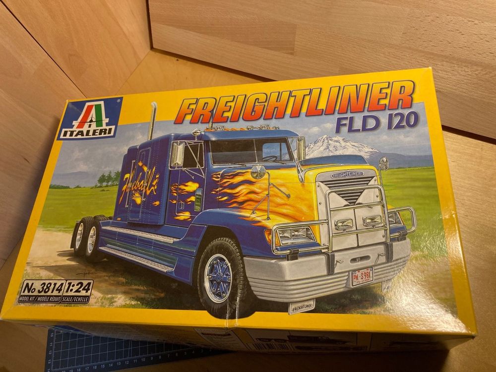 ITALERI Freightliner FLD 120 Spec – Maquette Camion Plastique échelle 1/24 – à Assembler – Longueur 325 Mm – Dès 14 Ans