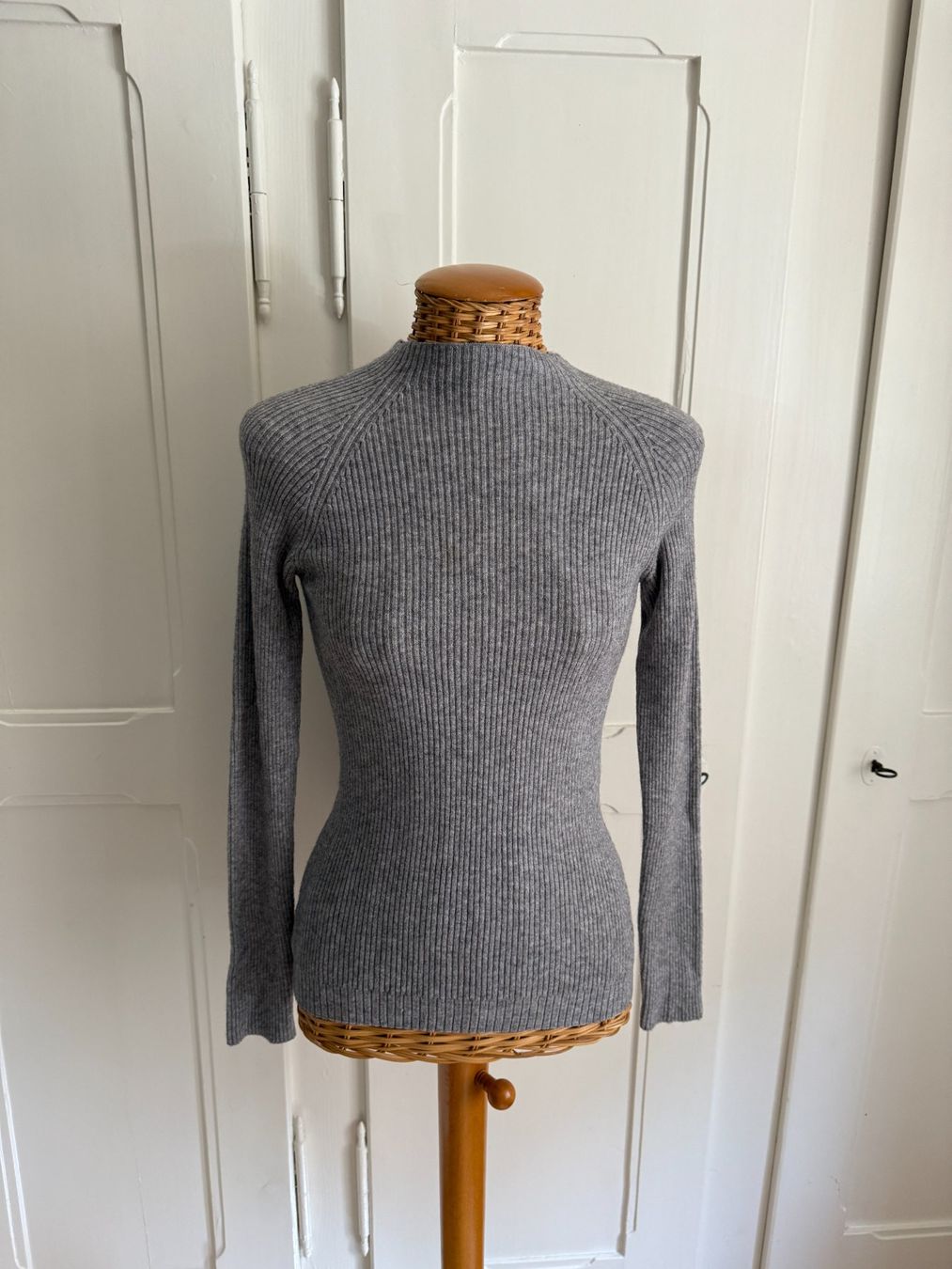 Please Jeans Pulls & Sweat-shirts: PLEASE - Strickpullover hellgrau gerippt XS – D'occasion à Zürich par Diazaio