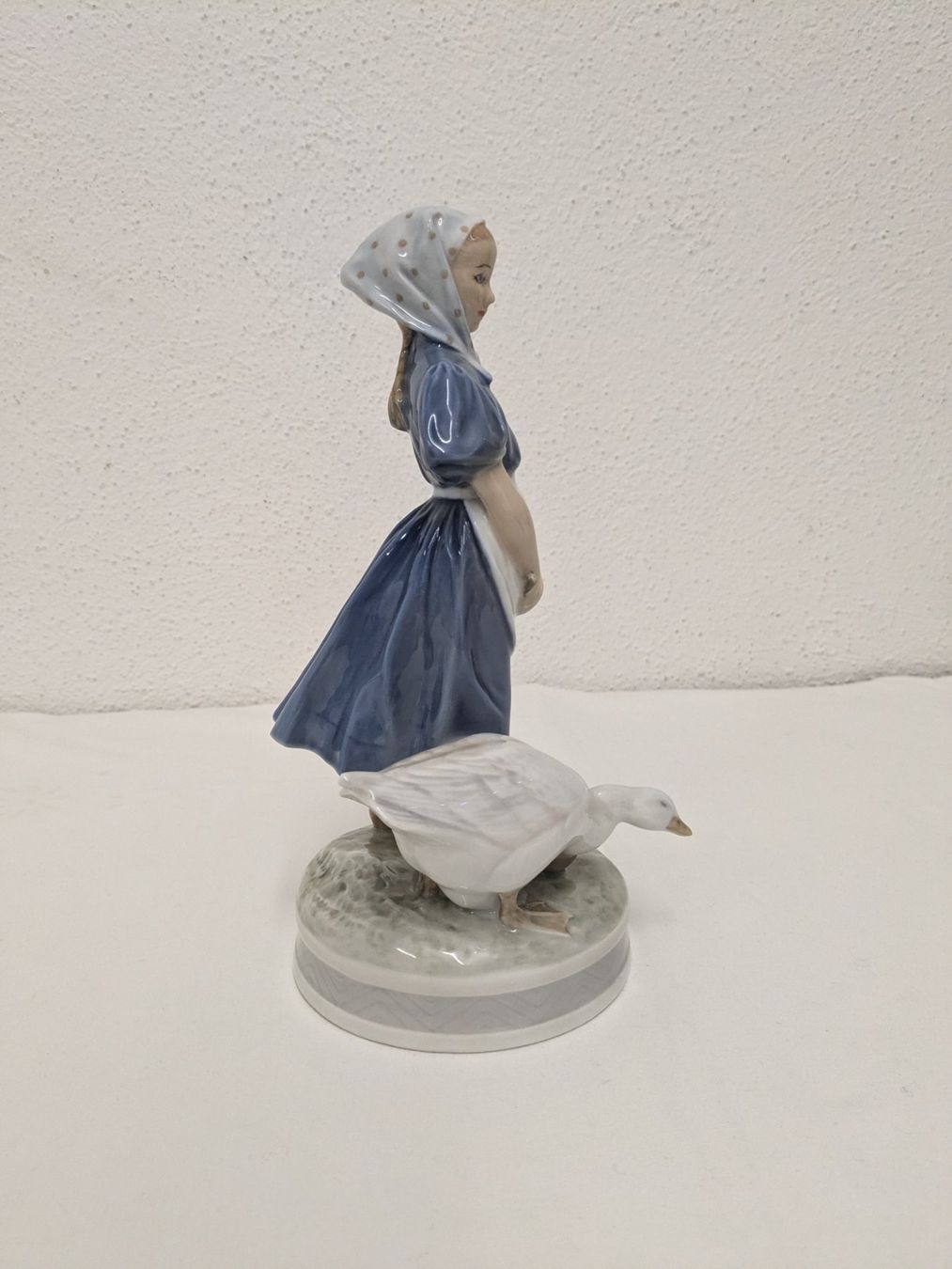 Royal Copenhagen Statuette: Royal Copenhagen Mädchen mit Gans 527 – Usato da Weinfelden venduto da blaukreuz_brocki_TG 3