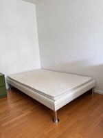 Bett mit Matratze