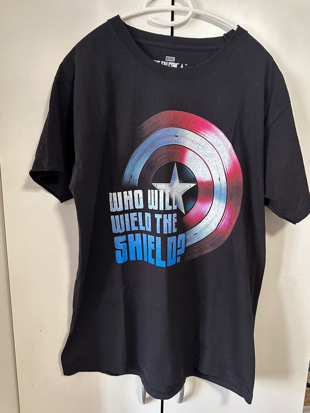 T-shirt: Avengers Schild T-Shirt (L) – Nuovo (secondo la descrizione) da Schaan venduto da Hermine2018
