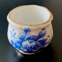 Cachepot (weiss/blau mit Goldrand) f/Puppenstuben. Porzellan