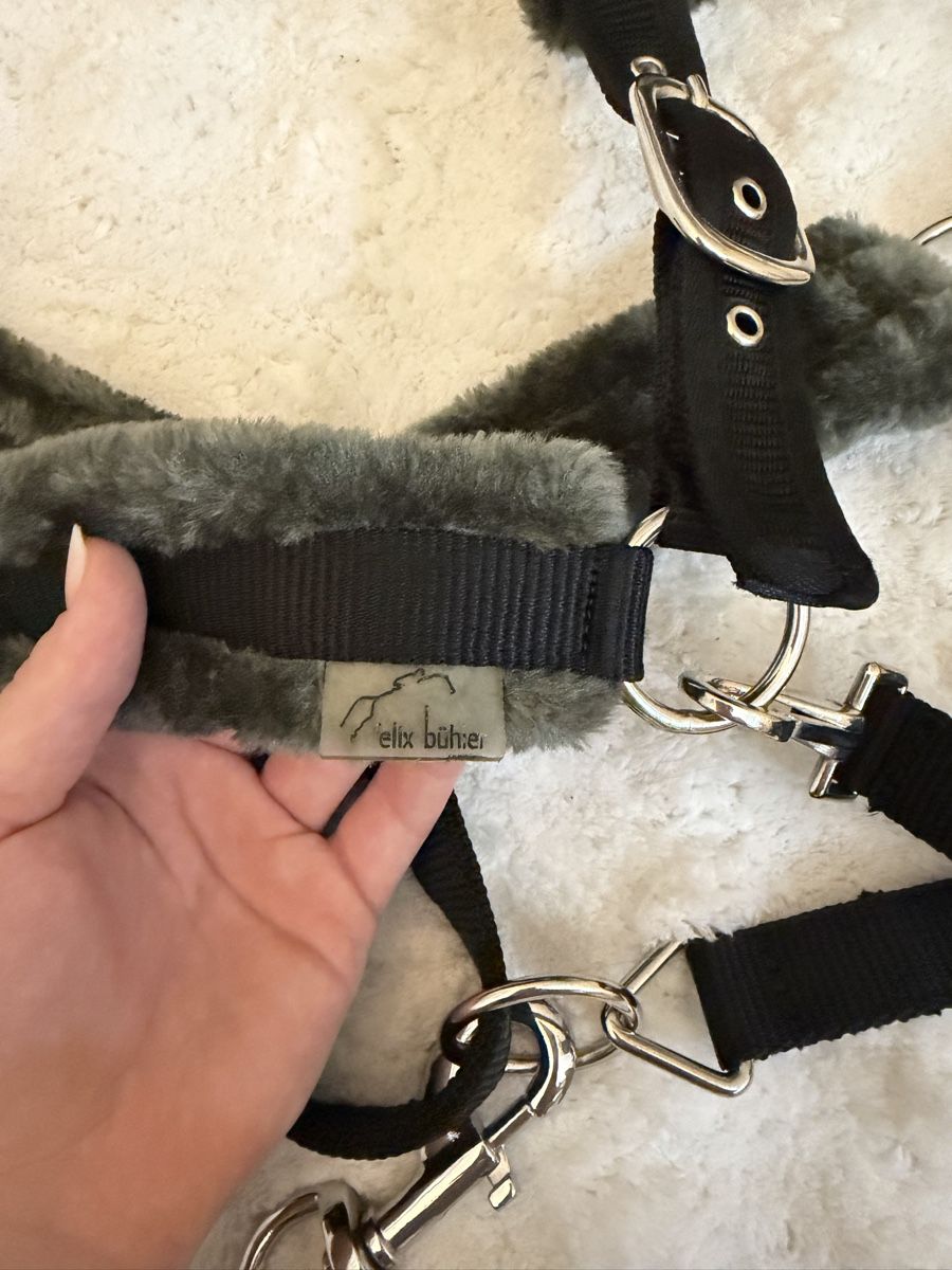 Briglie & Cavezze: Halfter Teddyfleece mit Strick – Nuovo e nell'imballaggio originale da Rheinfelden venduto da Schoefli74 1