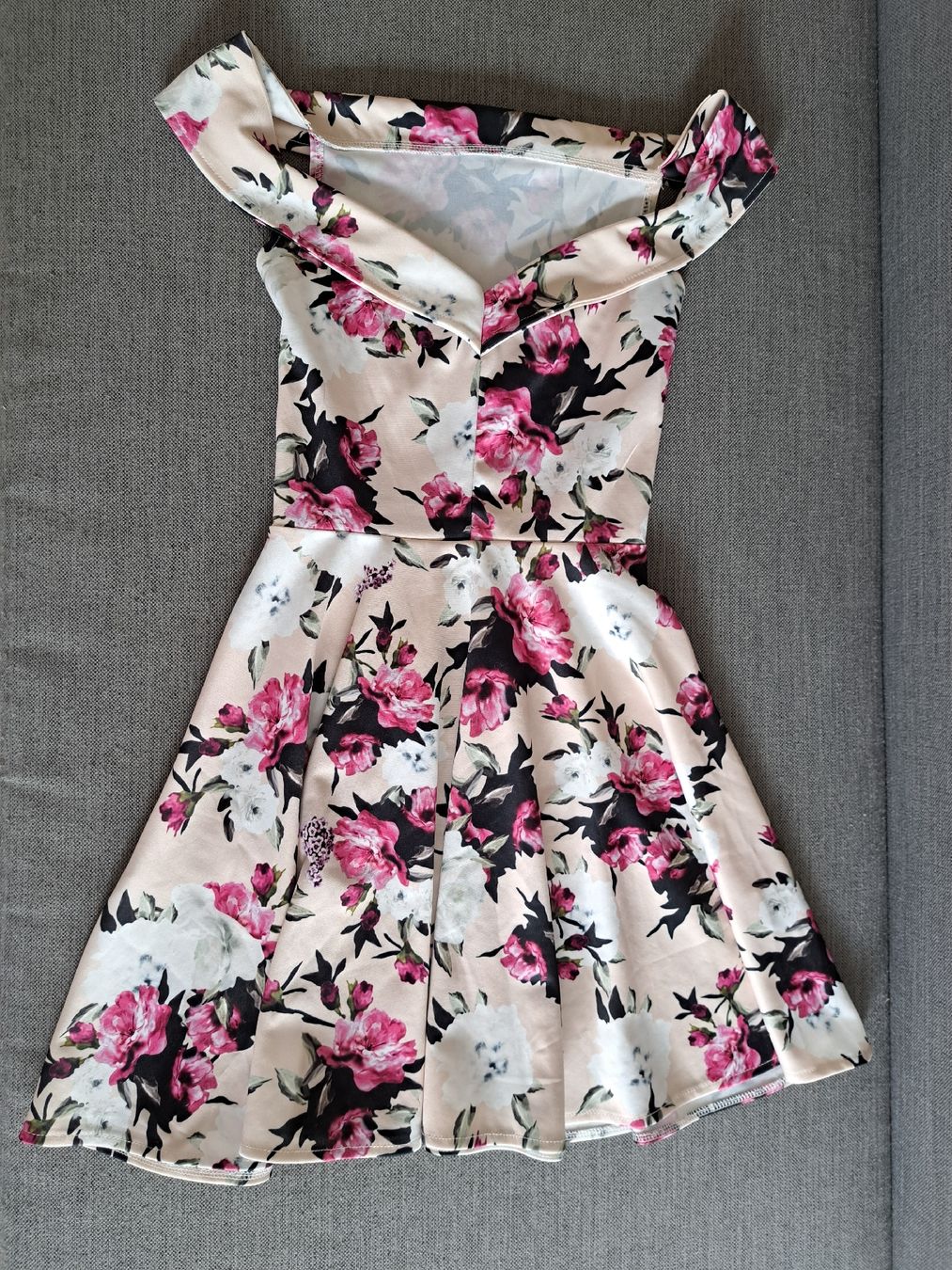 Vestiti: Kleid Blumenmuster Grösse S neuwertig – Nuovo (secondo la descrizione) da Jona venduto da cel_s8jx