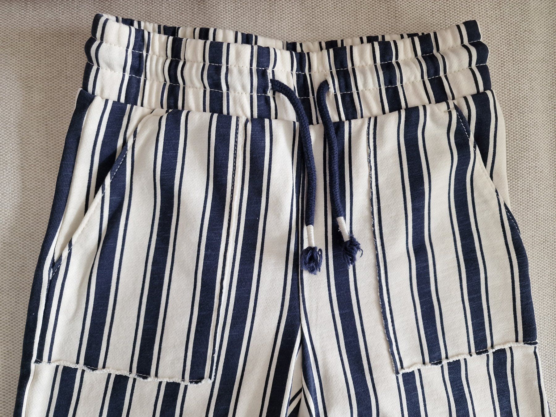 H&M Pantaloni: gestreifte Short Gr. 126 NEU – Nuovo e nell'imballaggio originale da Zürich venduto da Pemberleys
