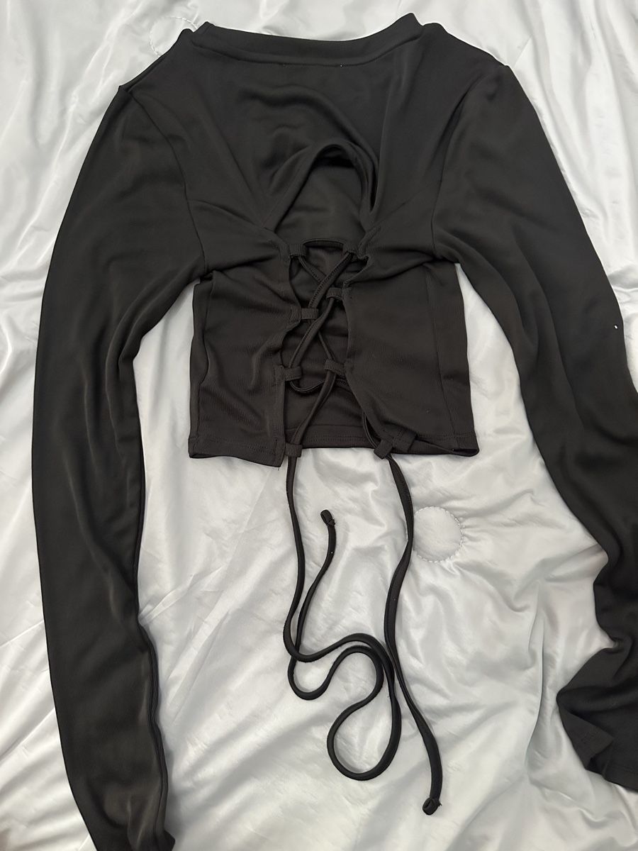 Tops: Schwarzes Langarmshirt mit Schnürung – Neuf (Voir description) à Rhäzüns par romina._gr 4