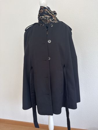 Damen Cape Umhang H&M schwarz mit Knöpfen guter Zustand