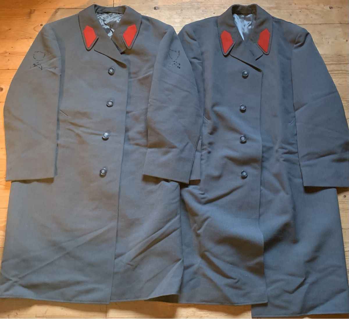 Uniformes: 2 Mäntel der Kantonspolizei Solothurn – D'occasion à Goldingen par Bergler012