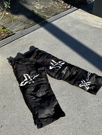 Hosen OXDOG schwarz mit Beschädigung Grösse unbekannt