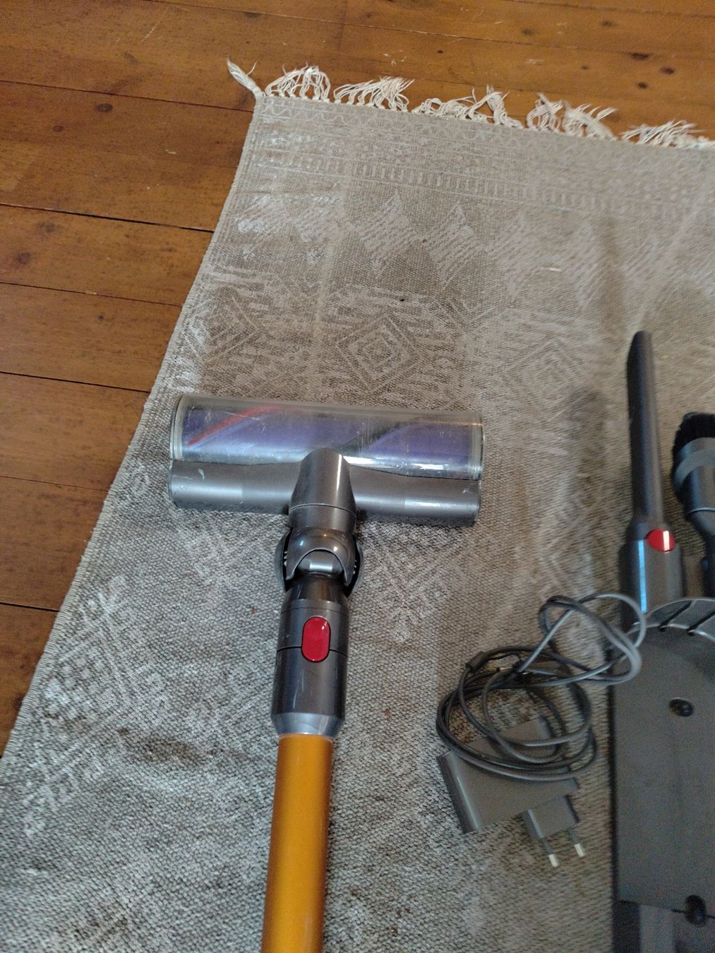 Dyson Staubsauger & Zubehör: Dyson V8 Akku Probleme – Defekt aus Scherz von texmanu 1