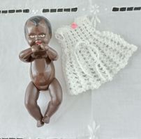 Sehr alte kleine schwarze Puppe neu eingekleidet