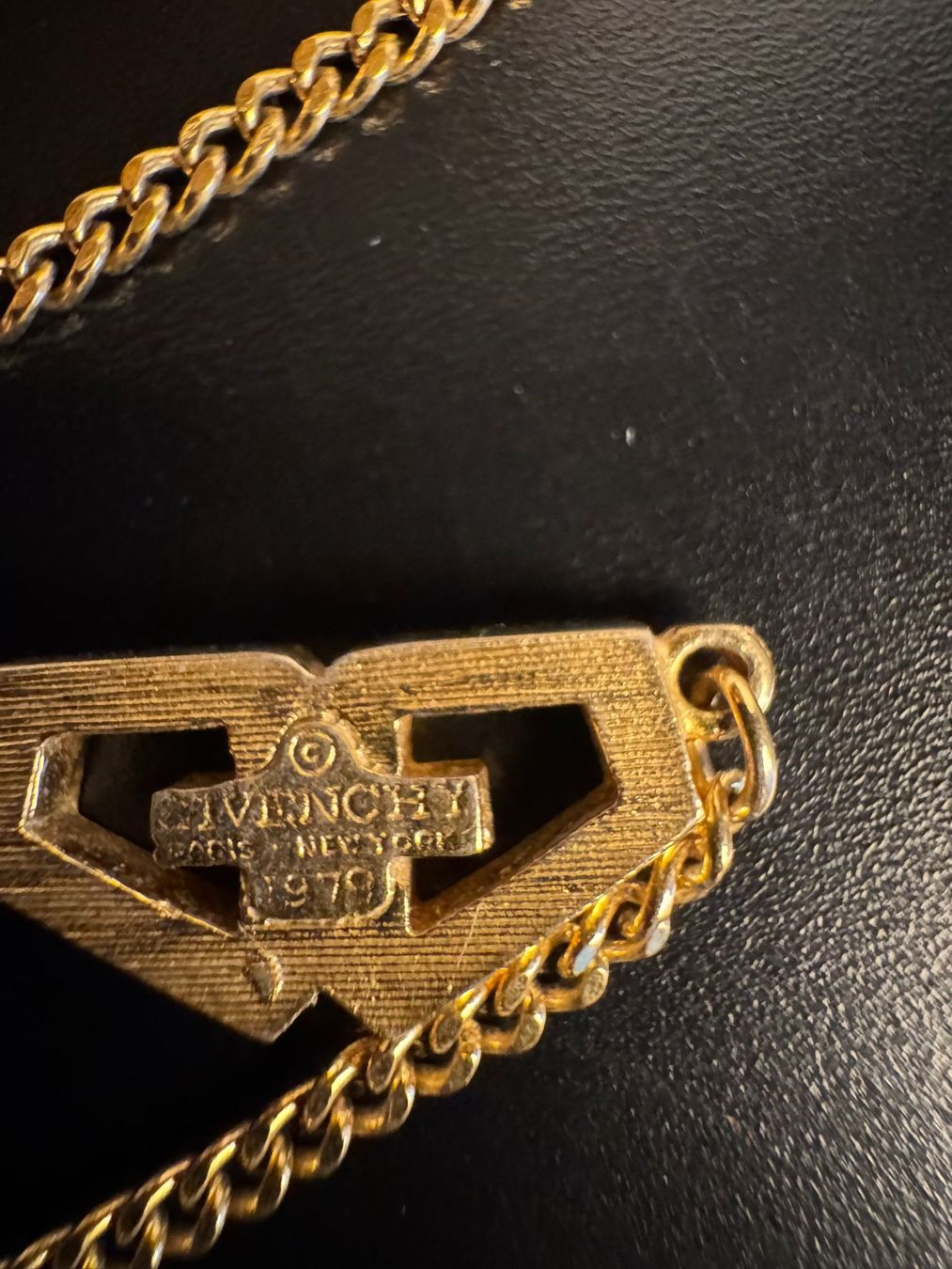 Givenchy Catenine: Givenchy Vintage Halskette Goldfarben – Usato da Winterthur venduto da Dejv 2