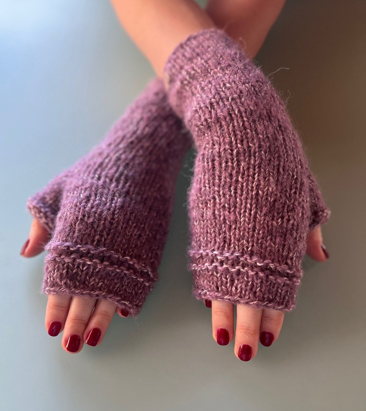 Handschuhe & Handstulpen: Warme, gestrickte Handstulpen, lila, neu – Neu und originalverpackt aus Laufen von flowerfan 1