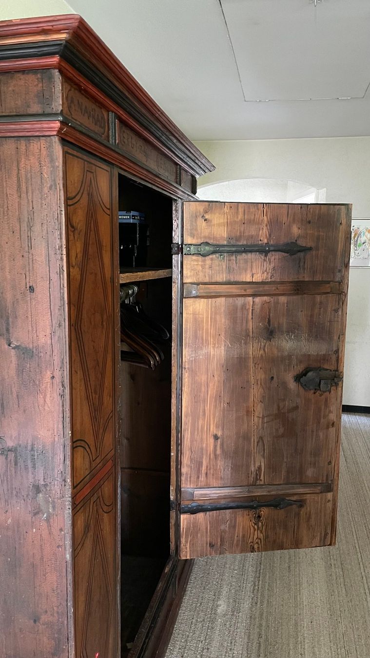 Armoires: Antiker Schrank mit Bemalung, mittelgross – D'occasion à Muri b. Bern par 4claudi 5