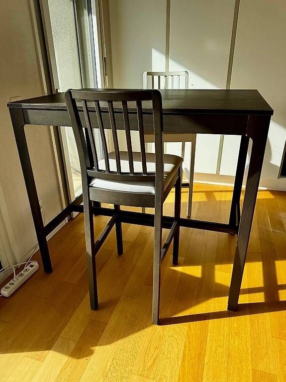 Set de table et chaises: Table haute IKEA avec 6 chaises de bar – D'occasion à Chardonne par pat_n797
