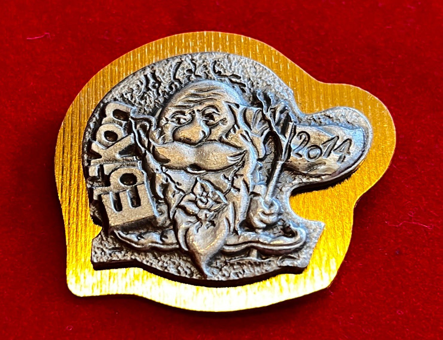 Placchette & Badge: Fasnachtsplakette Ebikon Gold 2014 – Usato da Obernau venduto da Wgnom