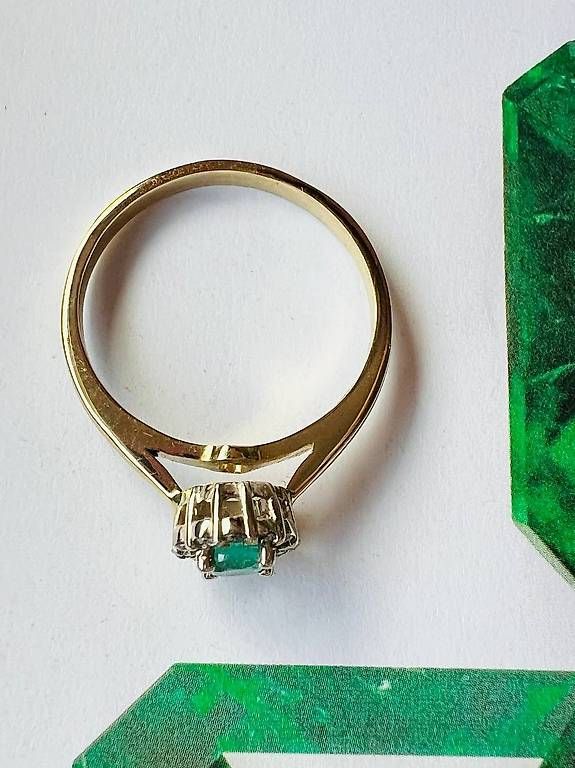 Anelli: Goldring mit Smaragd und 12 Diamanten. – Usato da Thalwil venduto da han_2b8c 1