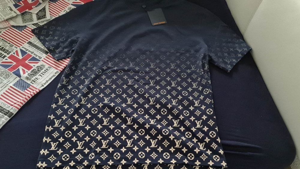 Louis Vuitton Gradient Monogram Sweatshirt, Men's Fashion, Tops & Sets,  Tshirts & Polo Shirts on Carousell