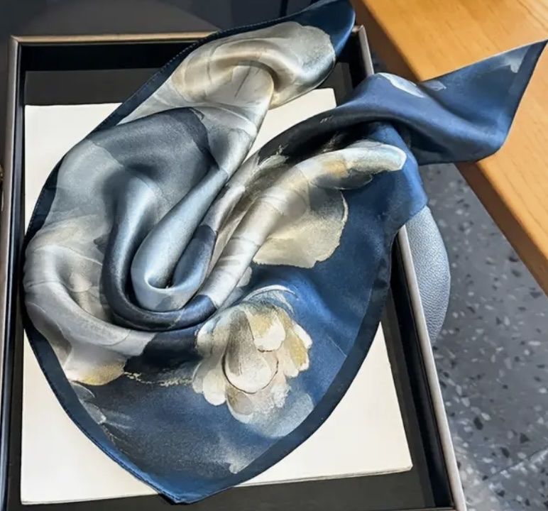 Foulard & Sciarpe: Silk scarf – Nuovo e nell'imballaggio originale da Rapperswil SG venduto da Gemstonebyyo 1