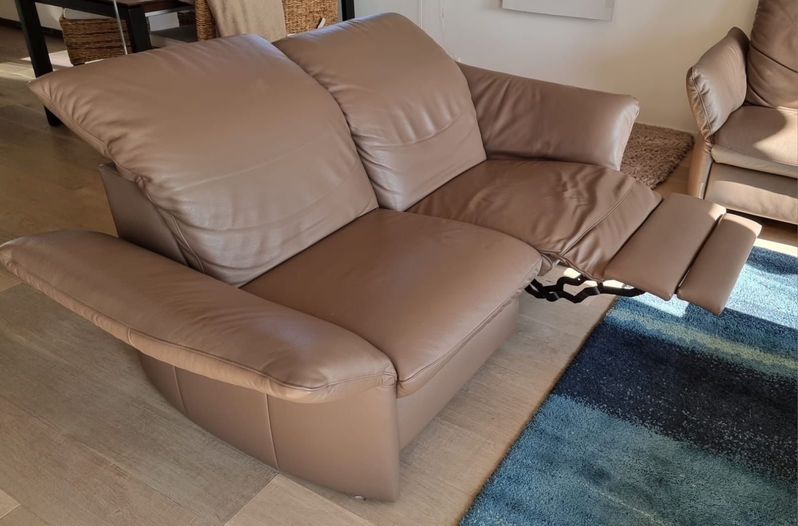 Sofas: Zwei Gemütliche 2- Sitzer Sofas, super Leder, Farbe: Taupe – Gebraucht aus Islisberg von Nmoving 1