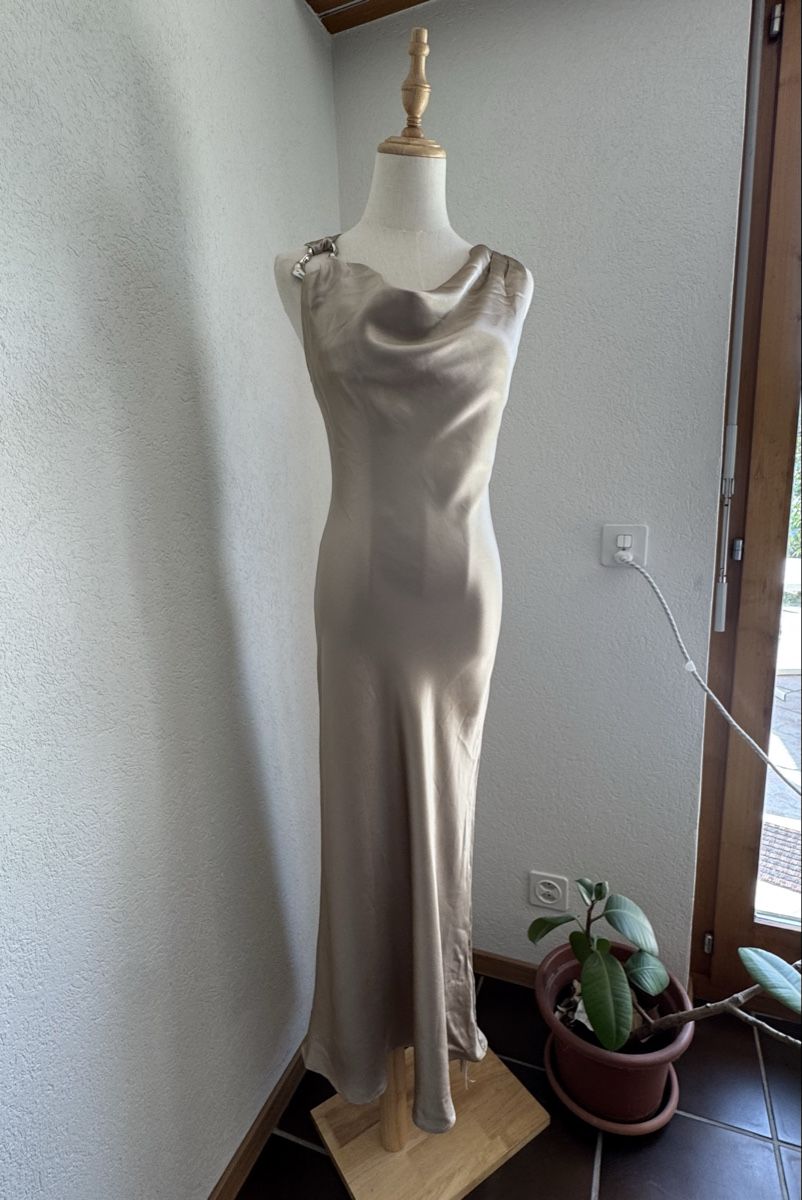 Vestiti: Damen Kleid aus 55% Acetat – Nuovo e nell'imballaggio originale da Veyras venduto da ValClasse 1