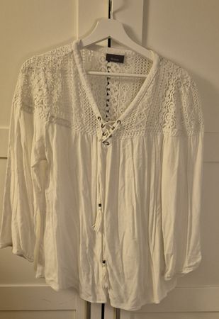 Bluse mit grober Spitze weiss
