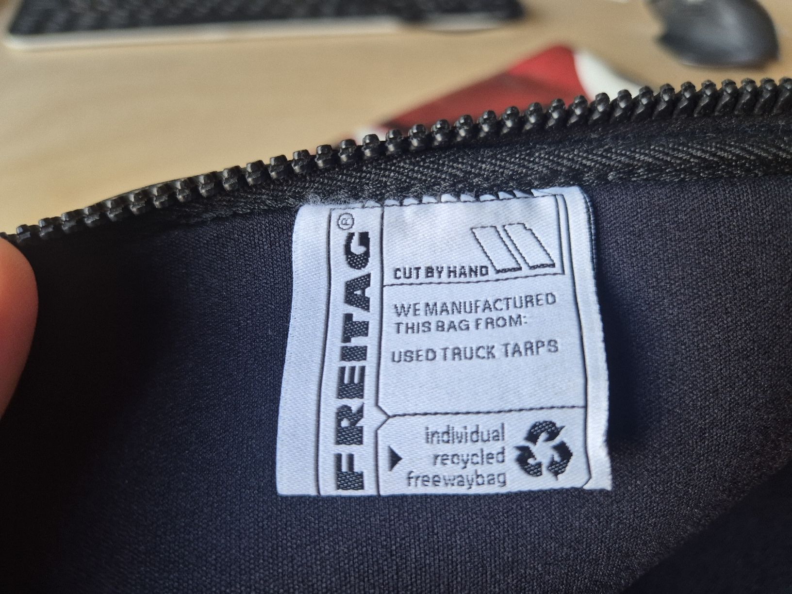 Freitag Borse: Freitag Tasche Notebook Rot Weiss Grosses Logo – Nuovo (secondo la descrizione) da Busswil BE venduto da Thomthom1 2