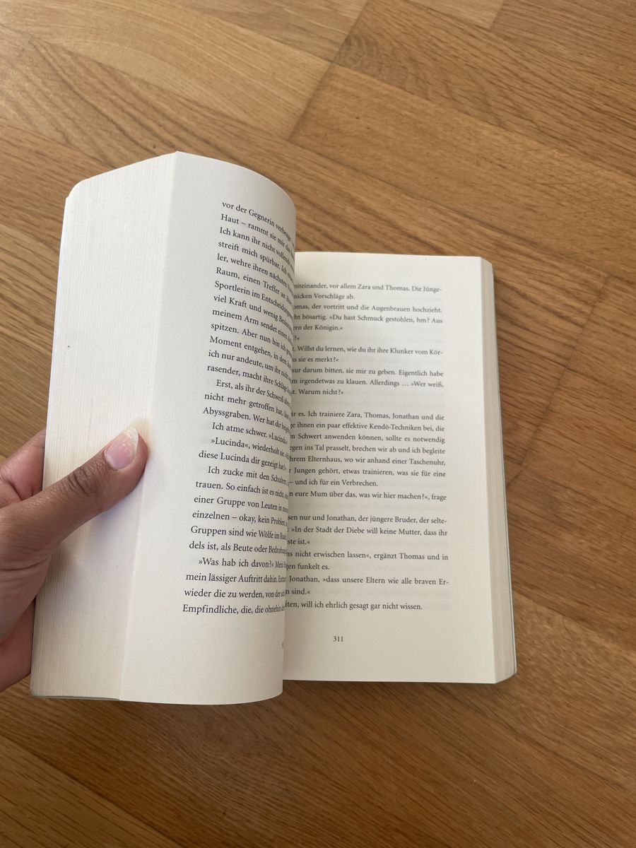 Libri: One True Queen - Jennifer Benkau – Usato da Zürich venduto da estela22 1