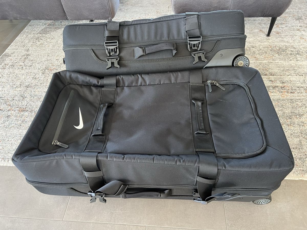 Nike Valigie: Nike Travel Suitcases – Nuovo (secondo la descrizione) da Appenzell Meister. venduto da mariatanasescu 5