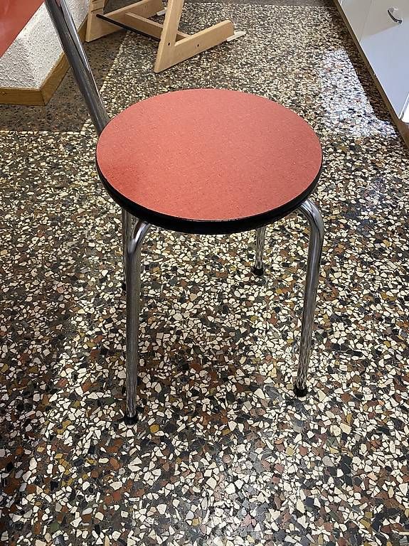 Tavoli: Kelkotisch mit zwei Hockern – Usato da Zürich venduto da Herrtapparella 1