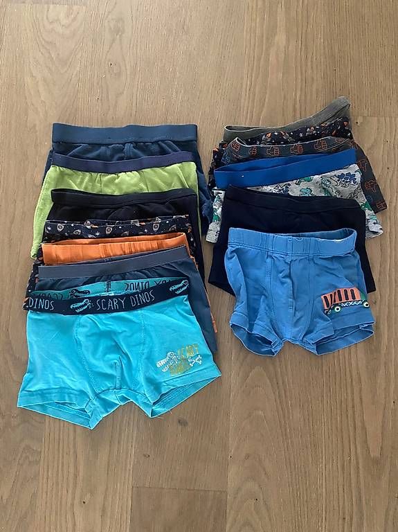 Lotti & Set di vestiti: Jungs Kleidung Paket 122-128 – Usato da Horgen venduto da nasten 1