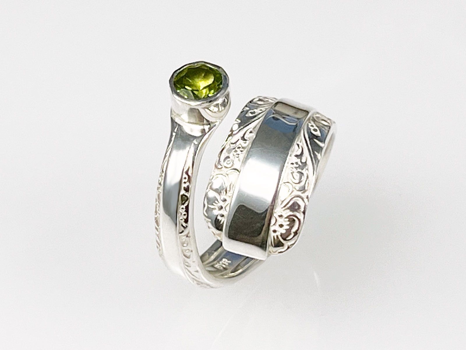 Ringe: Offener Silberring (Silber 925) mit facettiertem Peridot – Neu und originalverpackt aus Meilen von Byrd-bijoux 1