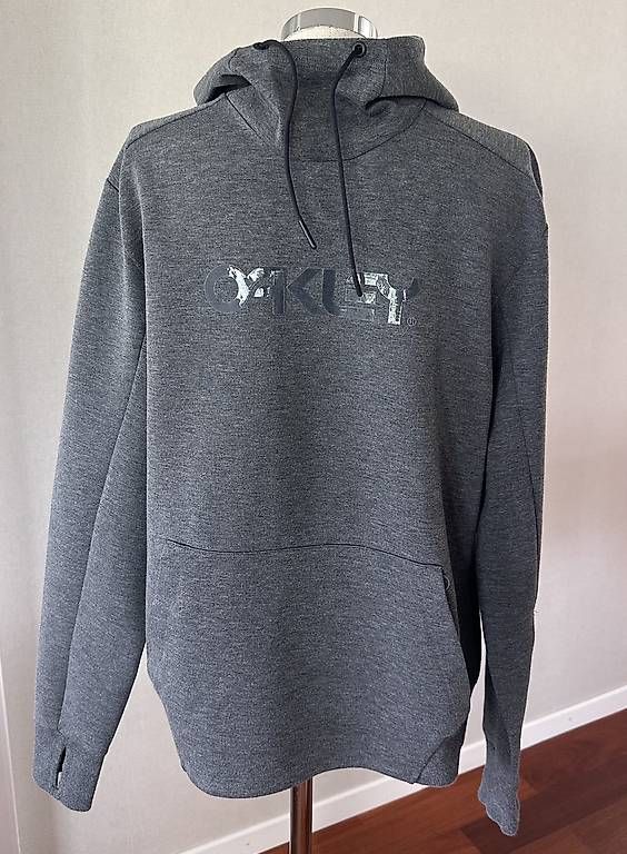 Oakley Pullover & Sweatshirts: Hoodie von OAKLEY Gr. L – Gebraucht aus Würenlos von avauva