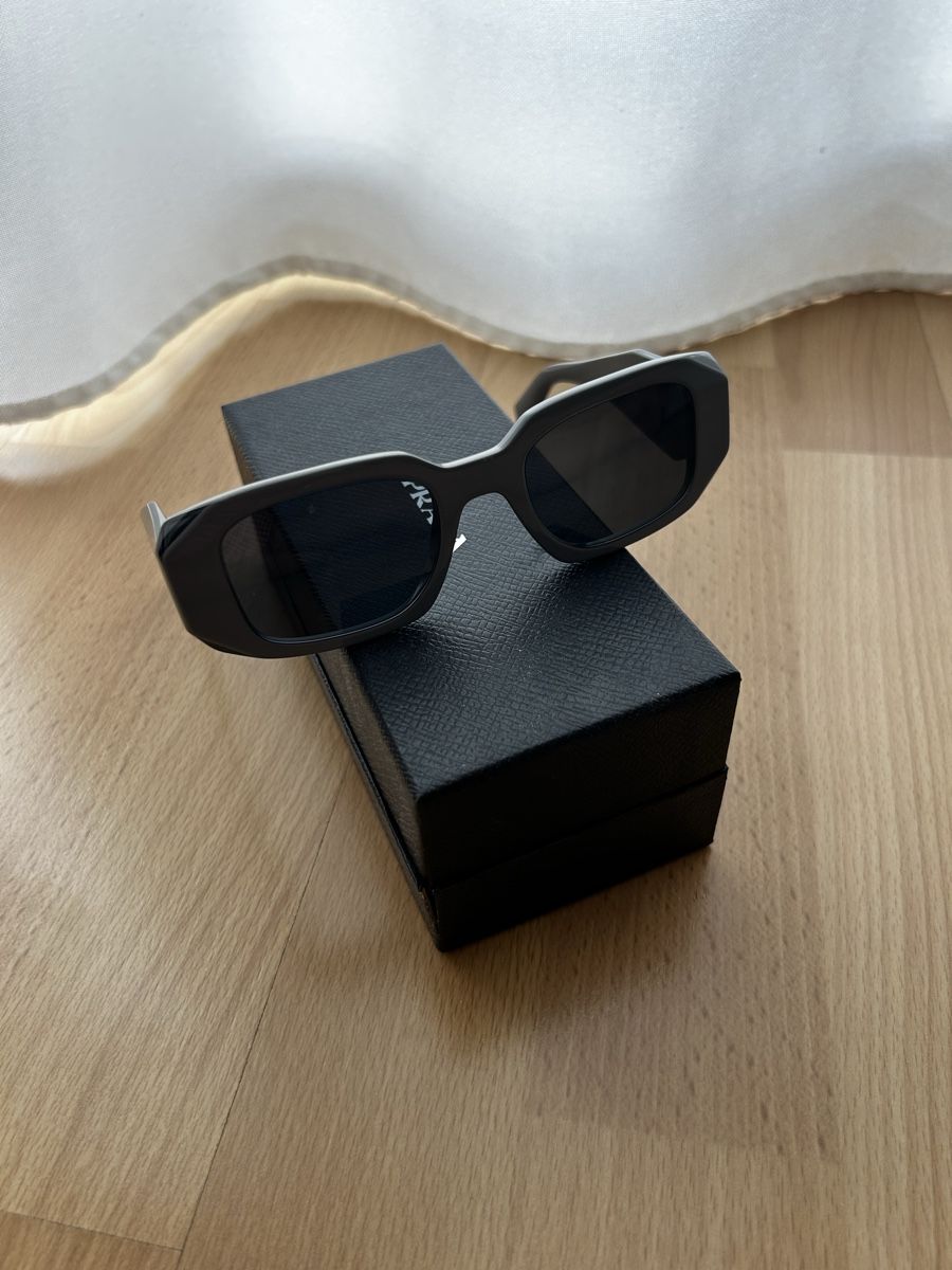 Prada Lunettes & Verres: Sonnenbrille Prada Milano SPR17W – Neuf avec emballage d'origine à Stansstad par Leruac 1