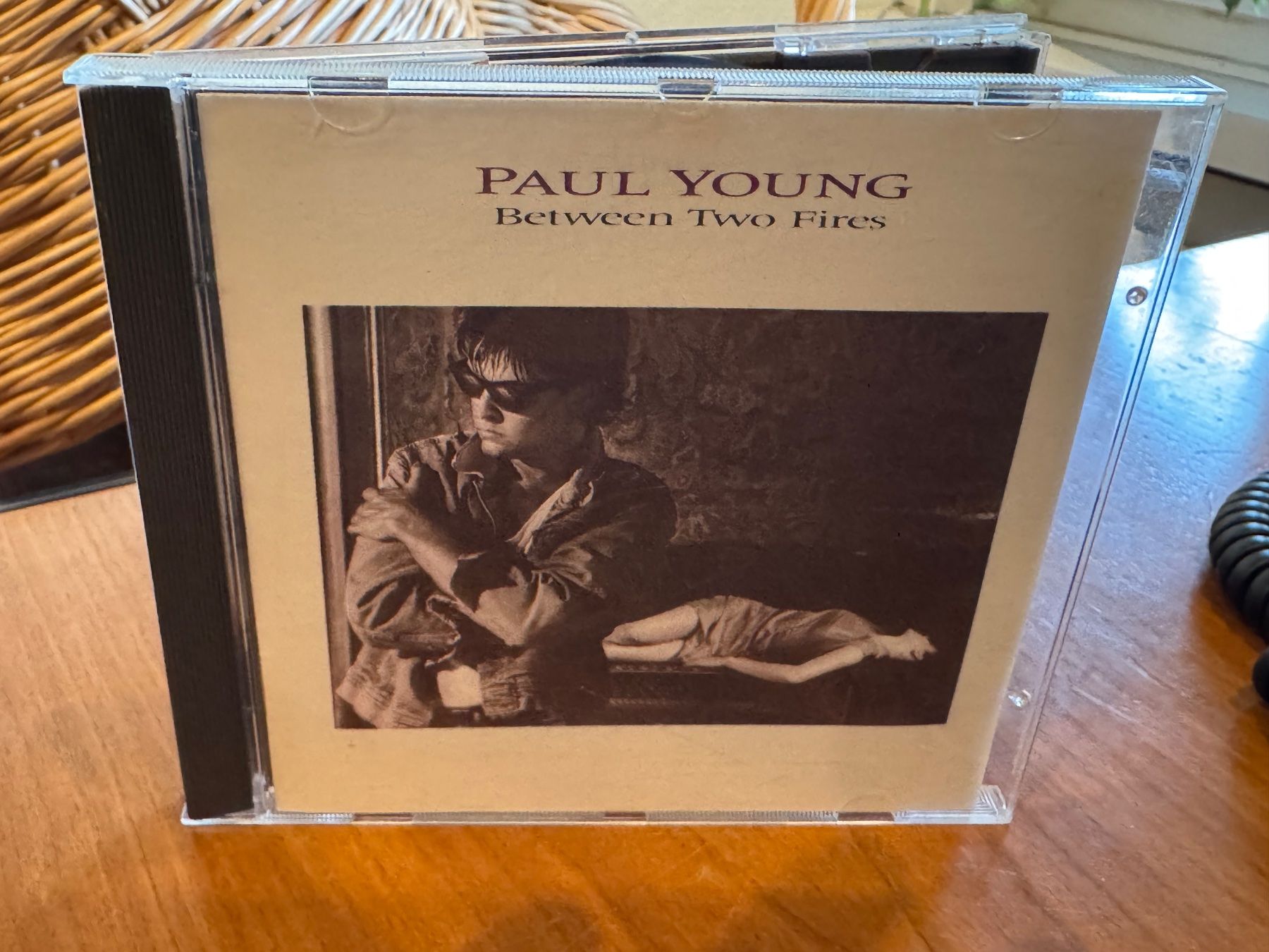 CD: Paul Young - Between Two Fires - HG42C – Usato da Küsnacht ZH venduto da swisssales.net