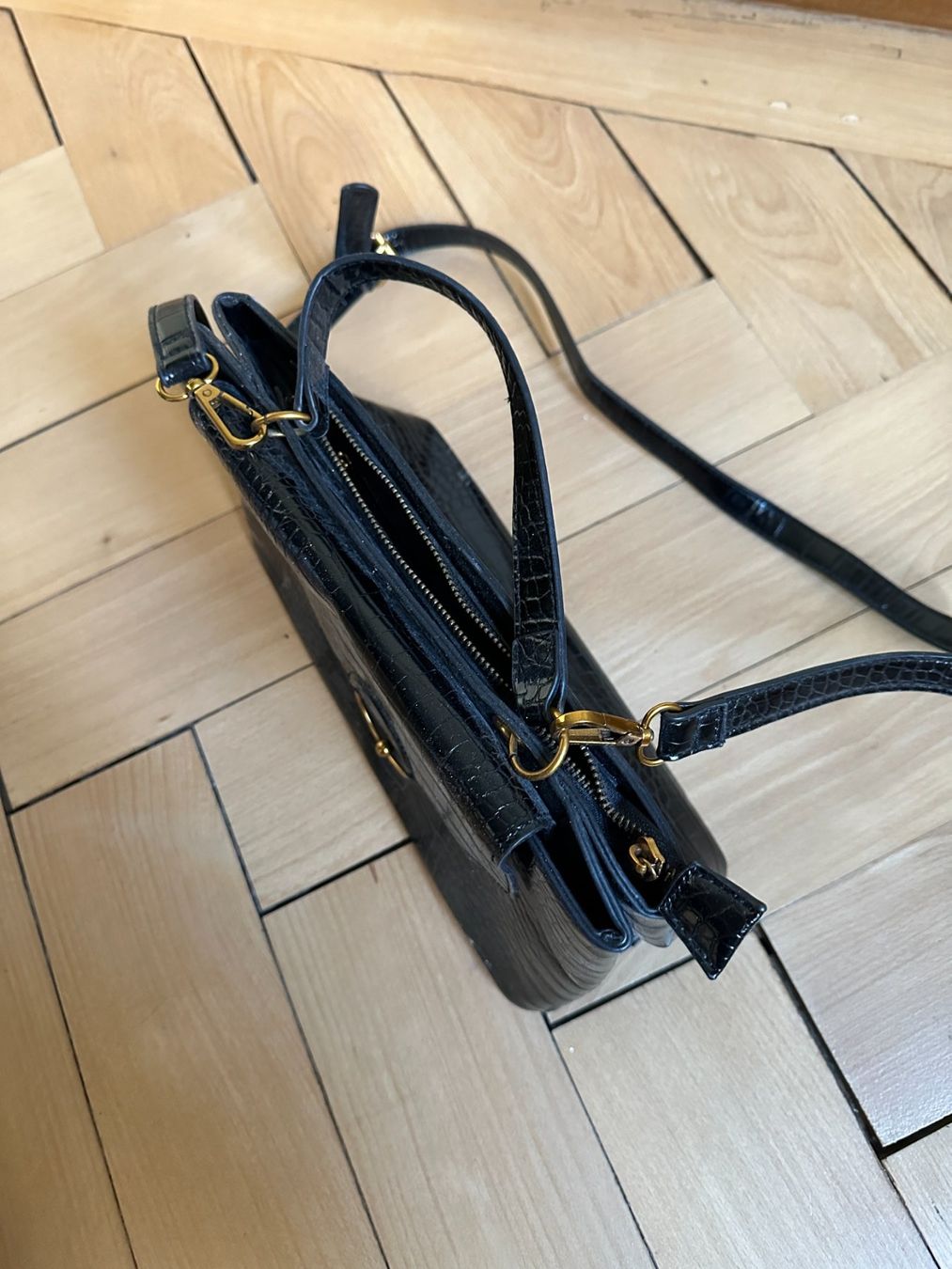 Asos Taschen für Damen: ASOS - Kroko Lack Umhängetasche schwarz – Gebraucht aus Zürich von Diazaio 2
