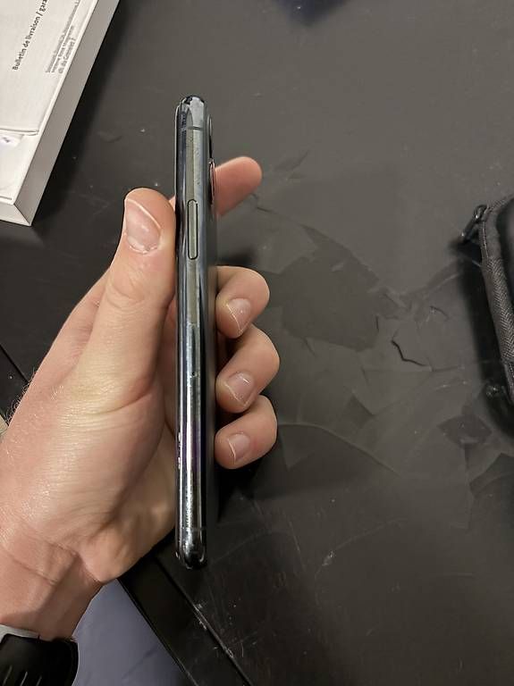 Telefoni cellulari / Smartphones: Iphone 11 Pro – Usato da Lavigny venduto da Yann.valdez 3