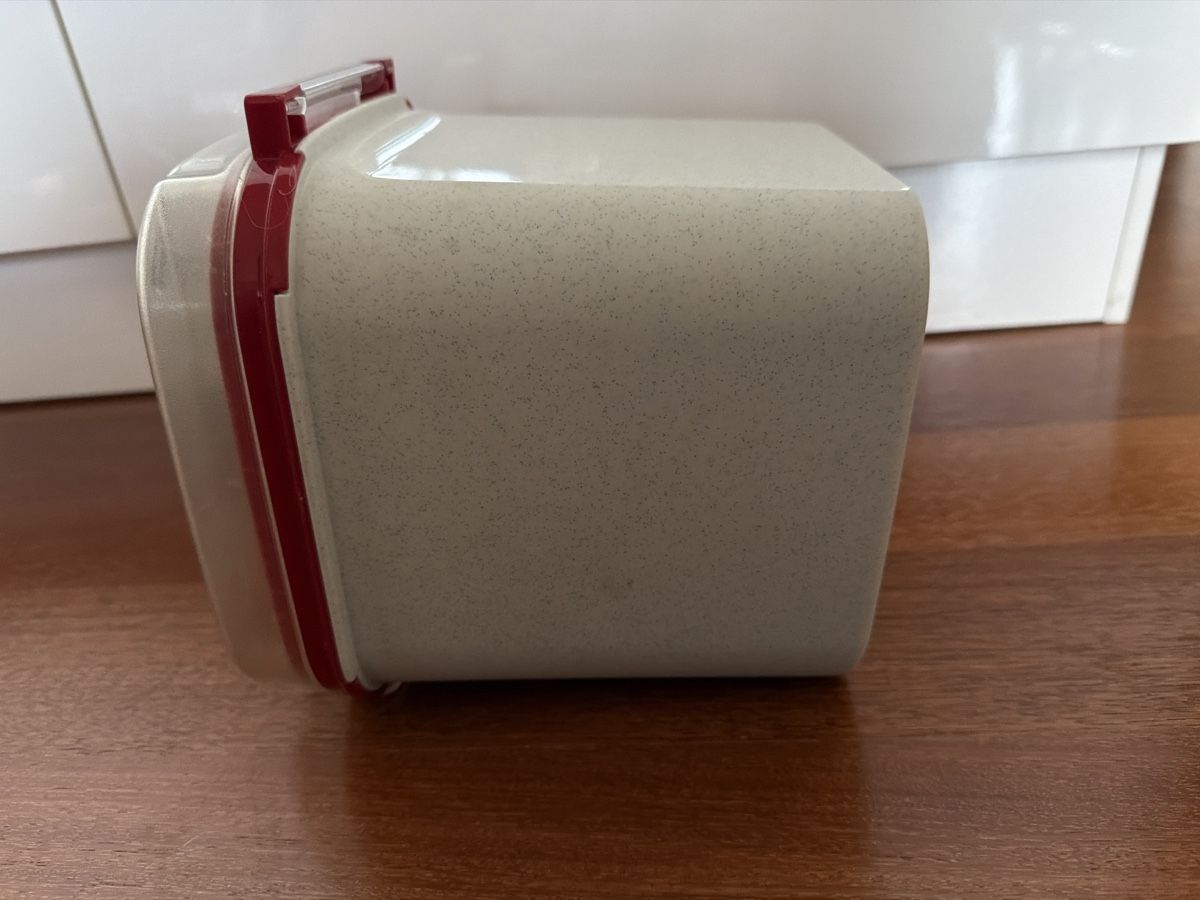Tupperware Behälter & Ähnliches: Vorratsdose Behälter hellgrau mit rotem Deckel gut erhalten – Gebraucht aus Bülach von Jackybabue 2