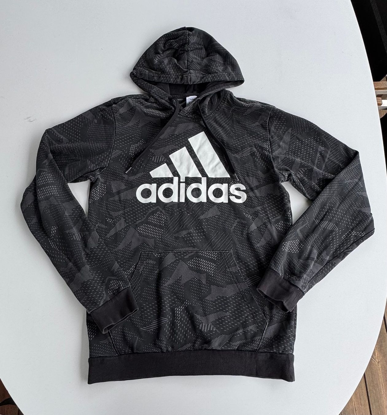 Adidas Maglioni & Felpe: Adidas Kapuzenpullover schwarz gemustert – Usato da Berneck venduto da lif_j9wl