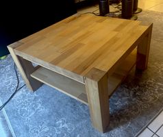 Echtholz-Couchtisch 70 × 70 cm mit Ablage