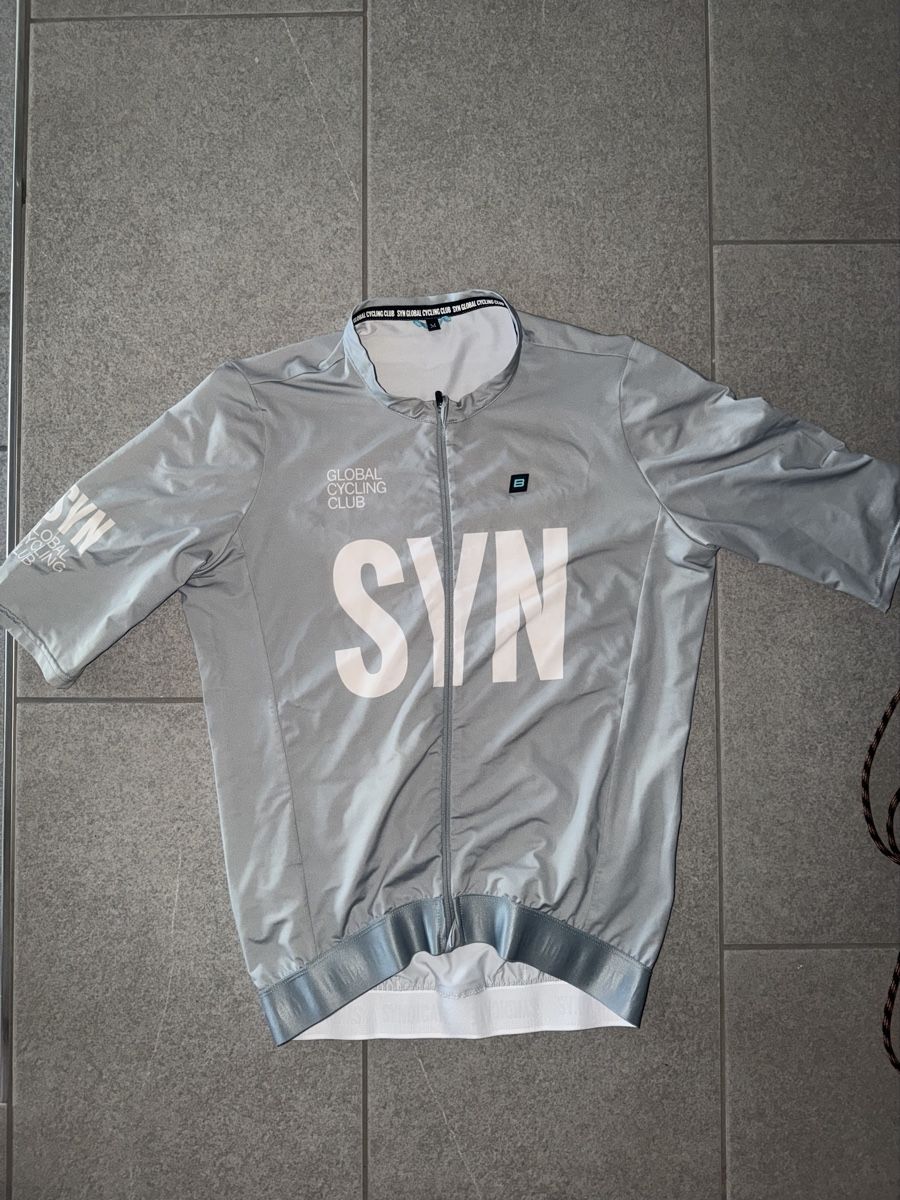 T-Shirts: SYN Jersey Medium – Gebraucht aus Benzenschwil von Fussballtickets