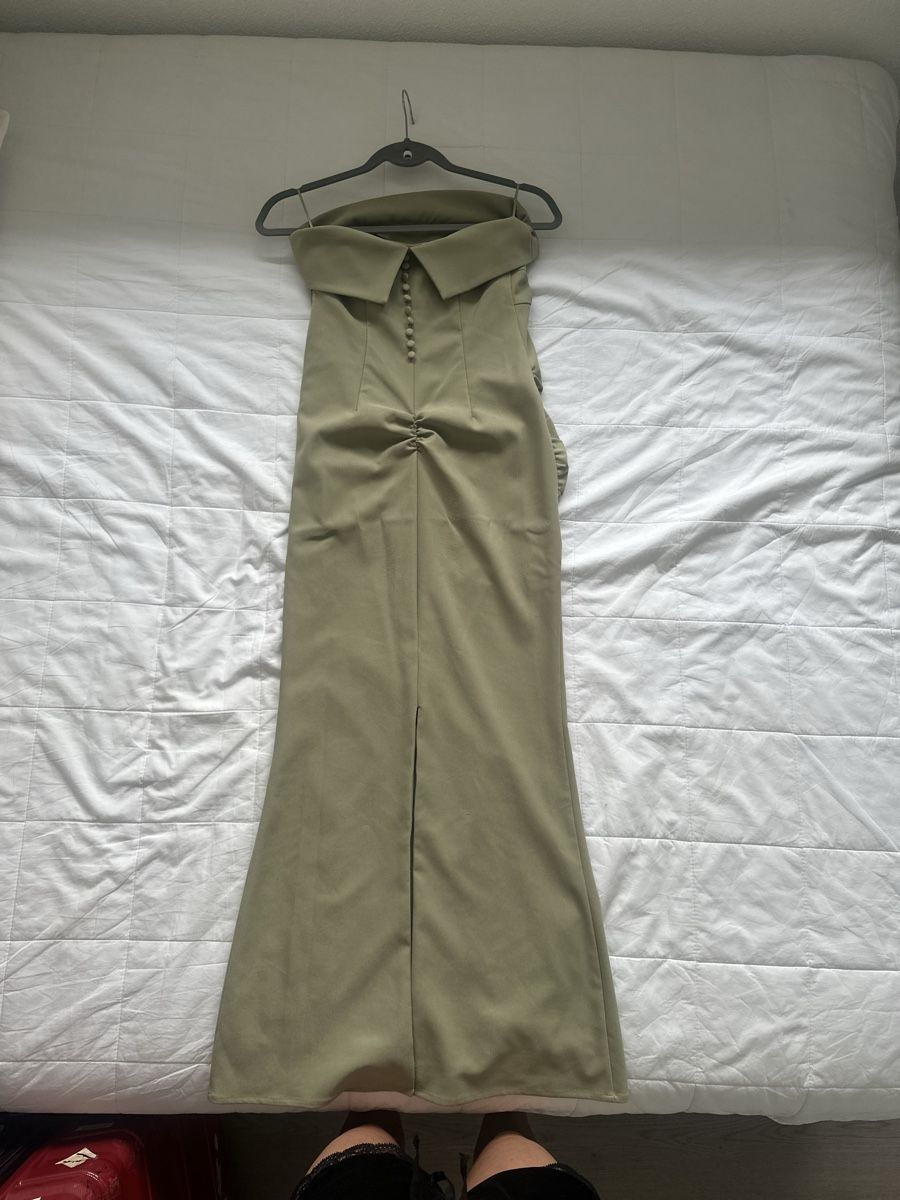 Kleider: Robe longue, couleur olive, taille 34 – Neu (gemäss Beschreibung) aus Geroldswil von MeganeMegane 5