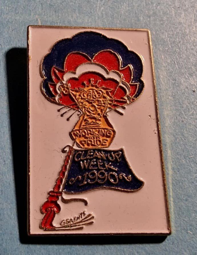 Placchette & Badge: Ballon Pin Working with Pride – Usato da Härkingen venduto da specialshapes